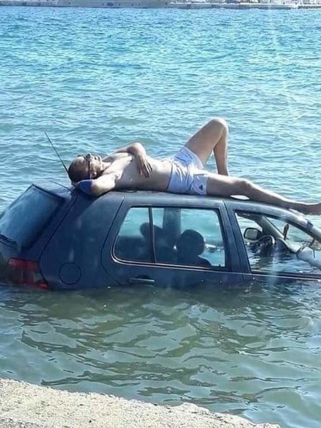 6 Tingkah Konyol Santai di Pantai Ini Kocak, Absurd Banget