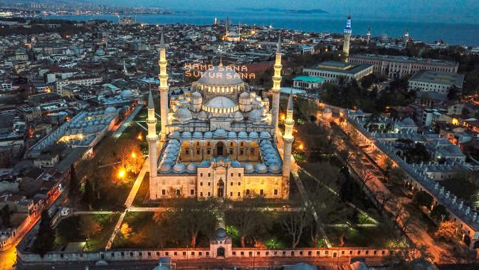Pandangan dari udara yang diambil pada 26 April 2020 menunjukkan masjid Suleymaniye saat waktu puasa selama penerapan jam malam empat hari untuk mencegah penyebaran covid-19 di Istanbul. (Photo by Ozan KOSE / AFP)