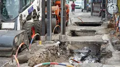 Kondisi trotoar yang rusak dan berlubang di Jalan Raya Pasar Minggu, Jakarta, Jumat (13/9/2019). Selain mengganggu kenyamanan, kondisi trotoar yang rusak tersebut juga membahayakan pejalan kaki, terutama saat malam hari. (Liputan6.com/Immanuel Antonius)