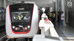 Pengunjung memasuki salah satu gerbong saat uji coba LRT rute Kelapa Gading-Velodrome, Jakarta, Senin (20/8). Uji coba tersebut guna menguji integrasi sarana dan prasarana, perilaku penumpang, serta memberikan sosialisasi. (Merdeka.com/Iqbal S. Nugroho)