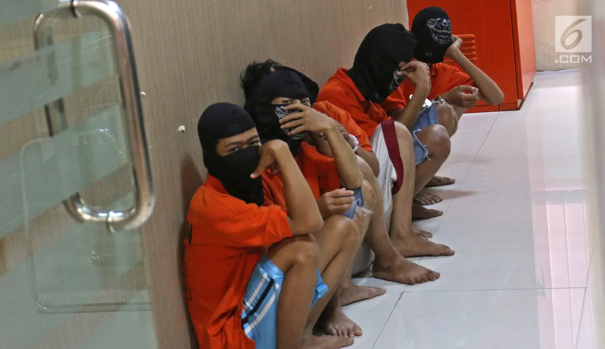 Tersangka kasus bentrok suporter Persija Jakarta dengan PSM Makassar dihadirkan saat rilis di Polres Jakarta Selatan, Jumat (9/8/2019). Para tersangka dikenakan Pasal 170 KUHP dengan ancaman hukuman 7 tahun penjara. (Liputan6.com/Faizal Fanani)
