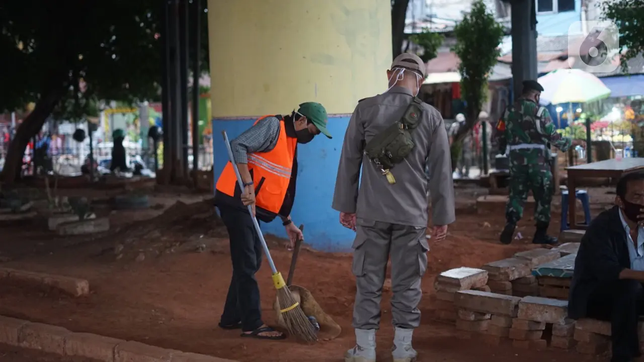 FOTO: Petugas Gabungan Gelar Razia Masker di Kampung Melayu