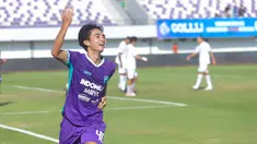 Pemain Persita Tangerang, Yardan Yafi melakukan selebrasi setelah mencetak gol pembuka ke gawang Arema FC dalam laga lanjutan BRI Liga 1 2024/2025 di Indomilk Arena, Tangerang, Minggu (20/04/2025) WIB. (Bola.com/M Iqbal Ichsan)