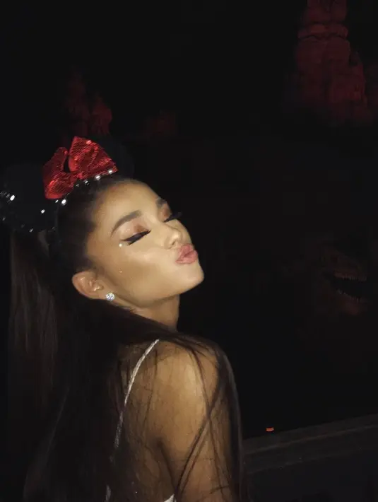 "Ariana Grande berpikir itu sangat imut, namun teman-temannya merasa bahwa yang dilakukan oleh Pete tersebut berlebihan dan terlalu dini," ujar sumber. (instagram/arianagrande)