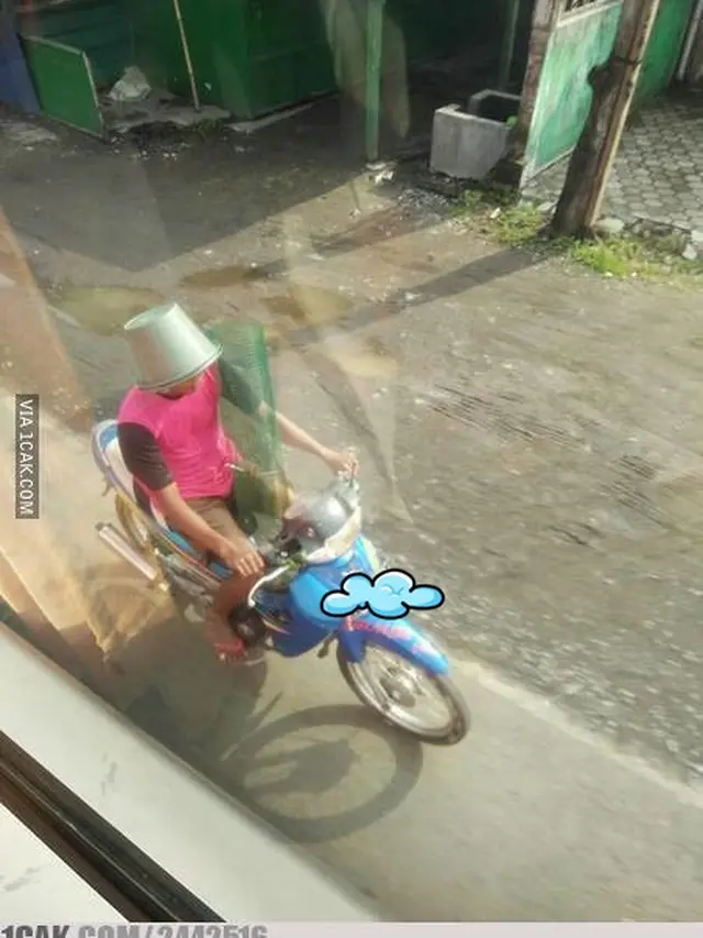 6 Aksi Nyeleneh Orang Pakai Helm dari Ember Ini Bikin Ngakak