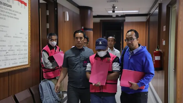 Tersangka kasus suap vonis lepas terhadap terdakwa korporasi kasus korupsi minyak goreng.