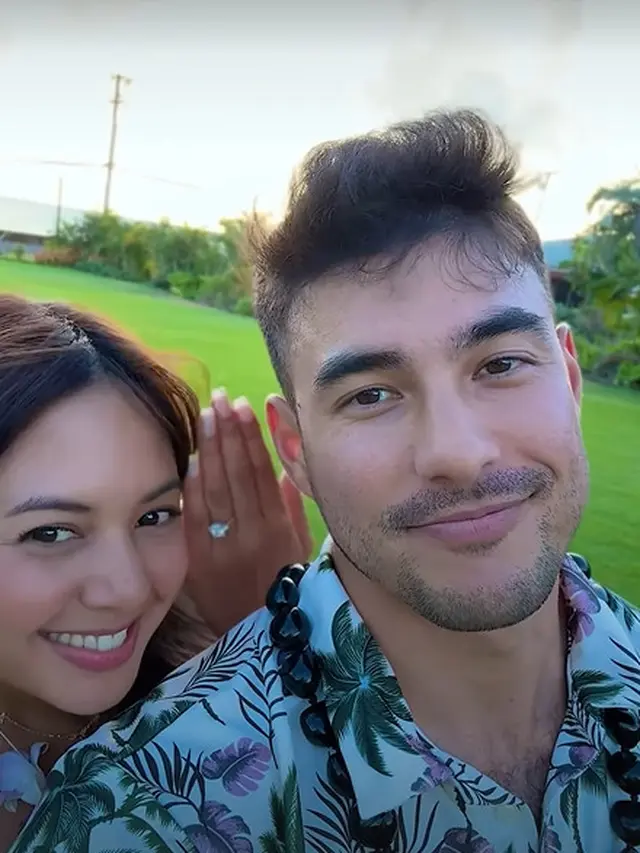 Dilamar Dokter Chiropractor Tampan, Aurelie Moeremans Tampil Cantik dengan Dress Putih dan Pamer Cincin Berlian