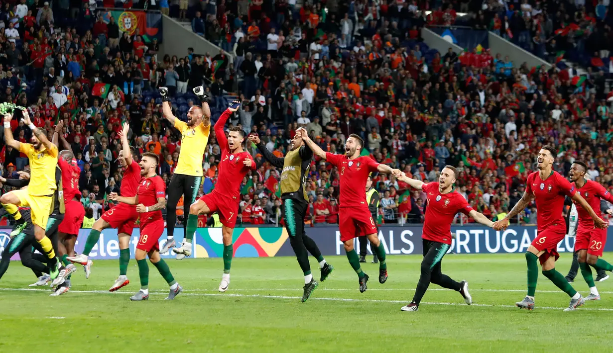 Para pemain Portugal berlari menyapa fans saat berselebrasi usai pertandingan melawan Belanda pada babak final Piala UEFA Nations League di Estadio do Dragao, Porto (10/6/2019). Portugal berhasil mengalahkan Belanda 1-0, berkat gol Goncalo Guedes. (AP Photo/Armando Franca)