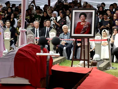 Jenazah istri presiden ke-6 RI Susilo Bambang Yudhoyono (SBY), Ani Yudhoyono siap untuk dimakamkan di TMP Kalibata, Jakarta, Minggu (2/6/2019). Upacara pemakaman Ani Yudhoyono berlangsung khidmat. (Liputan6.com/JohanTallo)