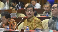 Menteri Agraria dan Tata Ruang/Kepala BPN Ferry Mursyidan Baldan (tengah) mengikuti rapat kerja dengan Komisi II DPR di Kompleks Parlemen Senayan, Jakarta, Kamis (5/2/2015). (Liputan6.com/Andrian M Tunay)