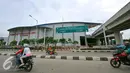 Pemandangan dari luar gedung terminal terpadu Pulo Gebang, Jakarta, Selasa (27/12). Perbaikan fasilitas di Terminal Pulogebang, Jakarta Timur hingga kini sudah mencapai 90 persen. (Liputan6.com/Angga Yuniar)