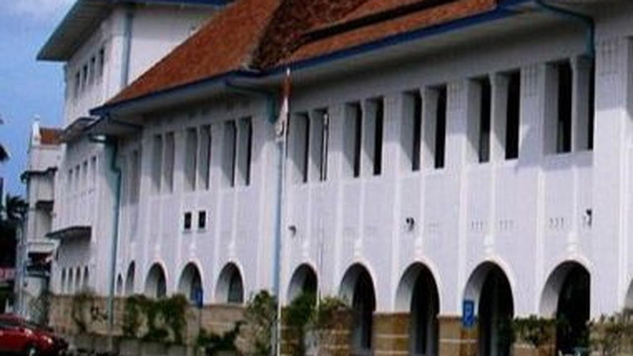Berfoto Asyik di Kota Tua Cirebon, Ada Gedung Pabrik Rokok Peninggalan 1924