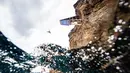 Peserta asal Meksiko, Adriana Jimenez, melakukan lompatan setinggi 21 meter dari tebing Islet Franca do Campo pada kompetisi Red Bull Cliff Diving World Series di Sao Miguel, Portugal, 7 Juli 2017. (Romina Amato/Red Bull Content Pool via AP Images)