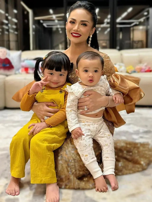 6 Potret Krisdayanti Momong Ameena dan Azura, Auranya Disebut Makin ...