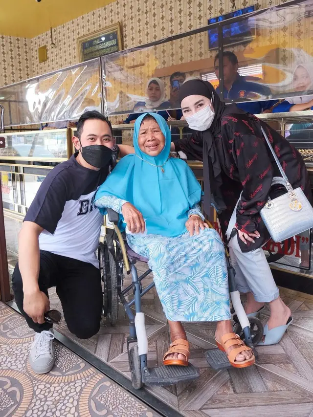 Ditelantarkan ke Panti Jompo, Ini 6 Momen Gilang Widya Crazy Rich Malang Jenguk Ibu Trimah yang Viral