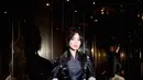 Dipadu dengan kain tenun hitam berbenang emas yang dibuat menjadi rok panjang yang elegan [@fuji_an]