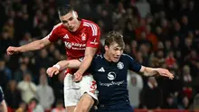 Bek Nottingham Forest asal Serbia #31, Nikola Milenkovic (kiri), melompat di atas penyerang Manchester United asal Denmark #09, Rasmus Hojlund, selama pertandingan Liga Primer Inggris antara Nottingham Forest dan Manchester United di The City Ground di Nottingham, Inggris bagian tengah, Rabu dini hari WIB (2-4-2025). (Paul ELLIS/AFP)
