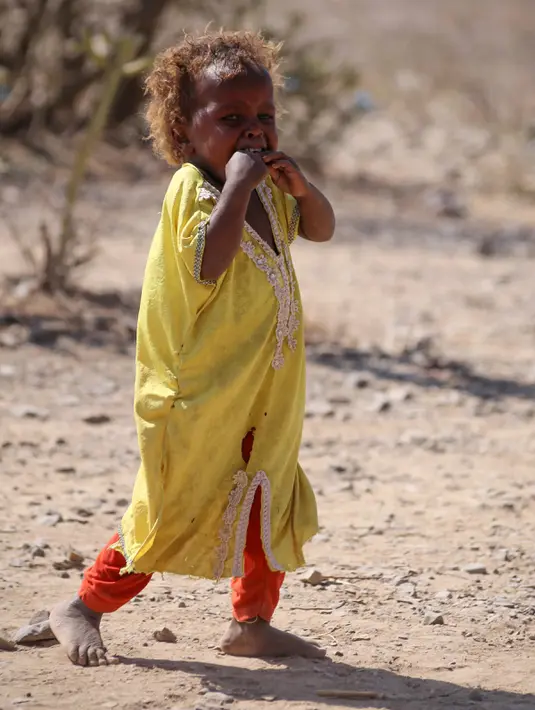 Seorang anak menangis saat berada di kamp pengungsian Taez, Yaman (11/1). WHO mencatat sebanyak 2,1 juta orang telah terlantar akibat konflik yang terjadi di Yaman. (AFP Photo/Ahmad Al-Basha)