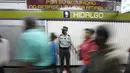 Seorang anggota Garda Nasional Meksiko berjaga di stasiun kereta bawah tanah di Mexico City, Kamis (12/1/2023). Wali Kota Mexico City mengatakan lebih dari 6 ribu petugas Garda Nasional akan ditempatkan di sistem kereta bawah tanah kota setelah serangkaian kecelakaan yang menurut para pejabat bisa jadi karena sabotase. (AP Photo/Fernando Llano)