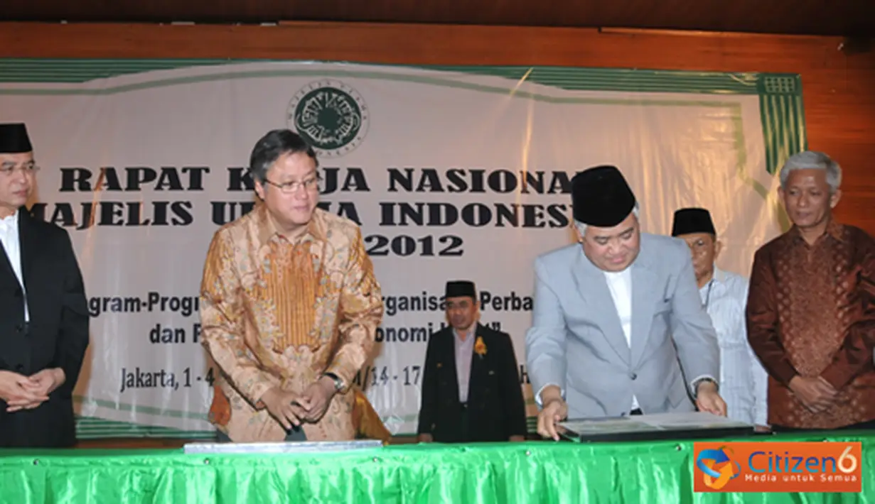 Citizen6, Pondok Gede: Menag Suryadarma Ali menyaksikan Sekjen KKP Gellwynn Jusuf dan Wakil Ketua MUI Din Syamsuddin, saat menandatangani MOU di Asrama Haji Pondok Gede, Jakarta pada, Sabtu (1/9). (Pengirim: Efrimal Bahri)