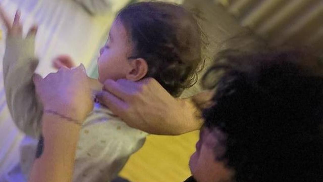 Lewat Instagram, Nadine mengabadikan momen-momen Dimas dalam perannya sebagai ayah, termasuk saat merawat anak-anak dengan penuh kasih, seperti membantu Djiwa mengenakan pakaian.