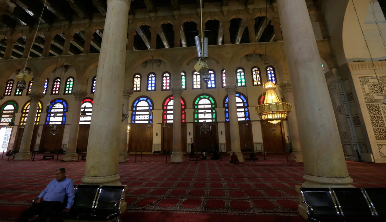 Suasana bagian dalam masjid bersejarah Umayyad di kota lama Damaskus, Suriah, Selasa (22/5). Di dalamnya ada makam Nabi Yahya dan kotak tempat menyimpan kepala Husain bin Ali (cucu Nabi Muhammad) yang dibunuh pada Perang Karbala. (AFP PHOTO/LOUAI BESHARA)