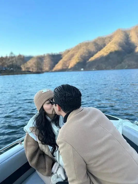 <p>Sebuah foto yang diunggah Rachel Vennya berhasil mencuri perhatian publik. Pasalnya ia tak segan memperlihatkan momen ciuman di danau. [Foto: instagram.com/rachelvennya]</p>