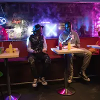 Potret dua musisi hip hop dari Inggris yang melakukan kolaborasi bersama Converse.