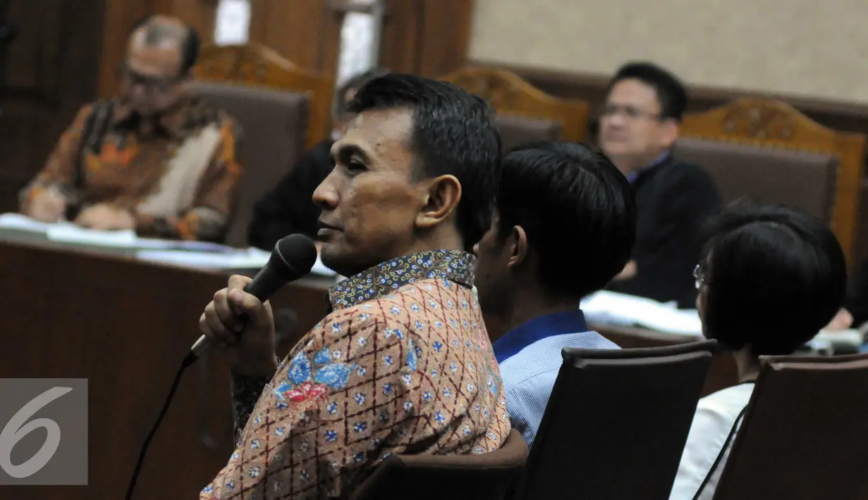 Gubernur Sumut non-aktif Gatot Pujo Nugroho saat menjadi saksi kasus suap anggota DPR di Kejaksaan Tinggi Sumatera Utara dan Kejaksaan Agung, Patrice Rio Capella Pengadilan Tipikor, Jakarta, Senin (23/11). (Liputan6.com/Helmi Afandi)