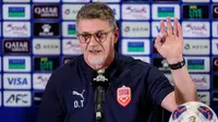 Pelatih Timnas Bahrain, Dragan Talajic, saat memberikan keterangan pers di ruang media Stadion Utama Gelora Bung Karno (SUGBK) Senayan, Jakarta, Senin (24/3/2025) malam WIB. Bahrain akan melawan Timnas Indonesia dalam laga lanjutan Kualifikasi Piala Dunia 2026 zona Asia, Selasa (25/3/2025). (Bola.com/Bagaskara Lazuardi)