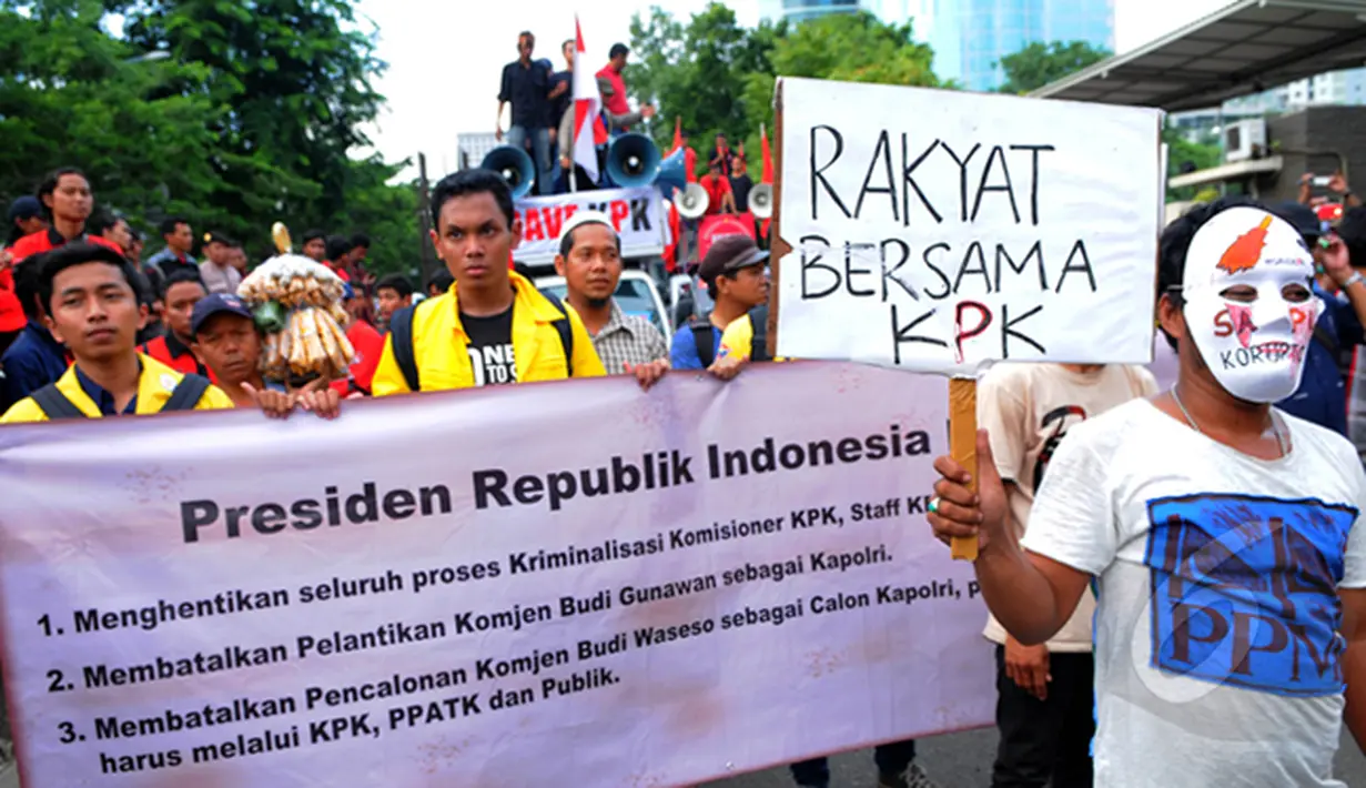 Sejumlah demonstran berjalan di depan Gedung Komisi Pemberantasan Korupsi (KPK), Jakarta (16/2/15). Mereka menuntut pemilihan Kapolri harus melalui KPK, PPATK dan publik. (Liputan6.com/Faisal R Syam)