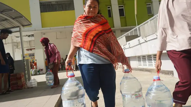 Warga Sambut Antusias Pembagian Air Le Minerale