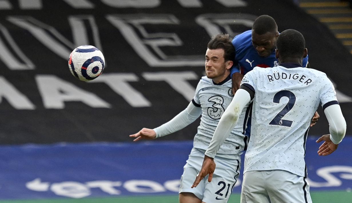 Striker Crystal Palace, Christian Benteke (tengah) melepaskan sundulan yang berbuah gol ke gawang Chelsea dalam laga lanjutan Liga Inggris 2020/2021 pekan ke-31 di Selhurst Park, London, Sabtu (10/4/2021). Crystal Palace kalah 1-4 dari Chelsea. (AP/Justin Tallis/Pool)