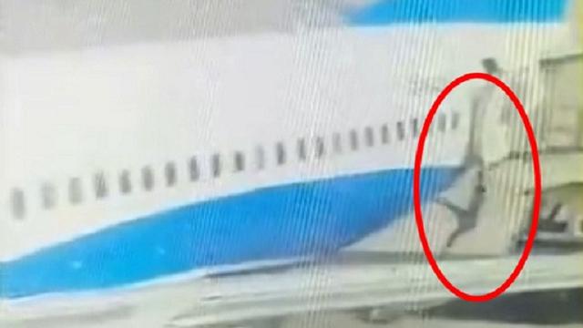 Mengerikan Pramugari Jatuh Dari Pintu Pesawat Yang Terbuka Global Liputan6 Com