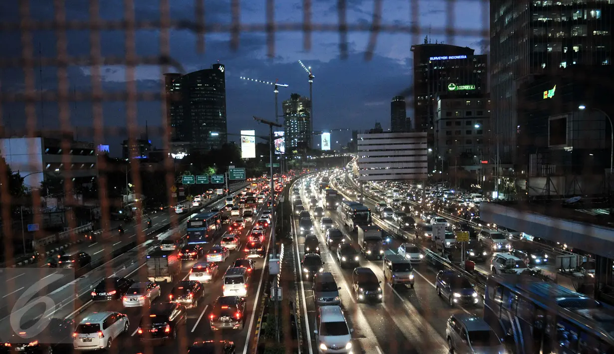 Sejumlah kendaraan melintas di Jalan Jenderal Gatot Subroto, Jakarta, Jumat (3/3). Jakarta menempati posisi ketiga dari 390 kota yang berasal dari 48 negara di seluruh dunia.(Liputan6.com/Yoppy Renato)