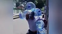 Pria Ini Bisa Bawa 5 Galon Isi Air Sekaligus dengan Tangan Kosong