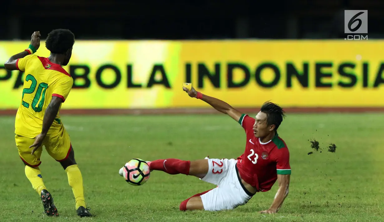 Bek Timnas Indonesia, Hansamu Yama Pranata (kanan) berebut bola dengan pemain Guyana, Trayon Bobb pada laga persahabatan di Stadion Patriot Candrabhaga, Bekasi, Sabtu (25/11). Indonesia unggul 2-1. (Liputan6.com/Helmi Fithriansyah)