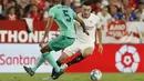 Pemain Sevilla, Lucas Ocampos berusaha melewati bek Real Madrid, Raphael Varane selama pertandingan lanjutan La Liga Spanyol di stadion Ramon Sanchez Pizjuan di Seville (22/9/2019). Real Madrid menang tipis atas Sevilla 1-0. (AP Photo/Miguel Morenatti)