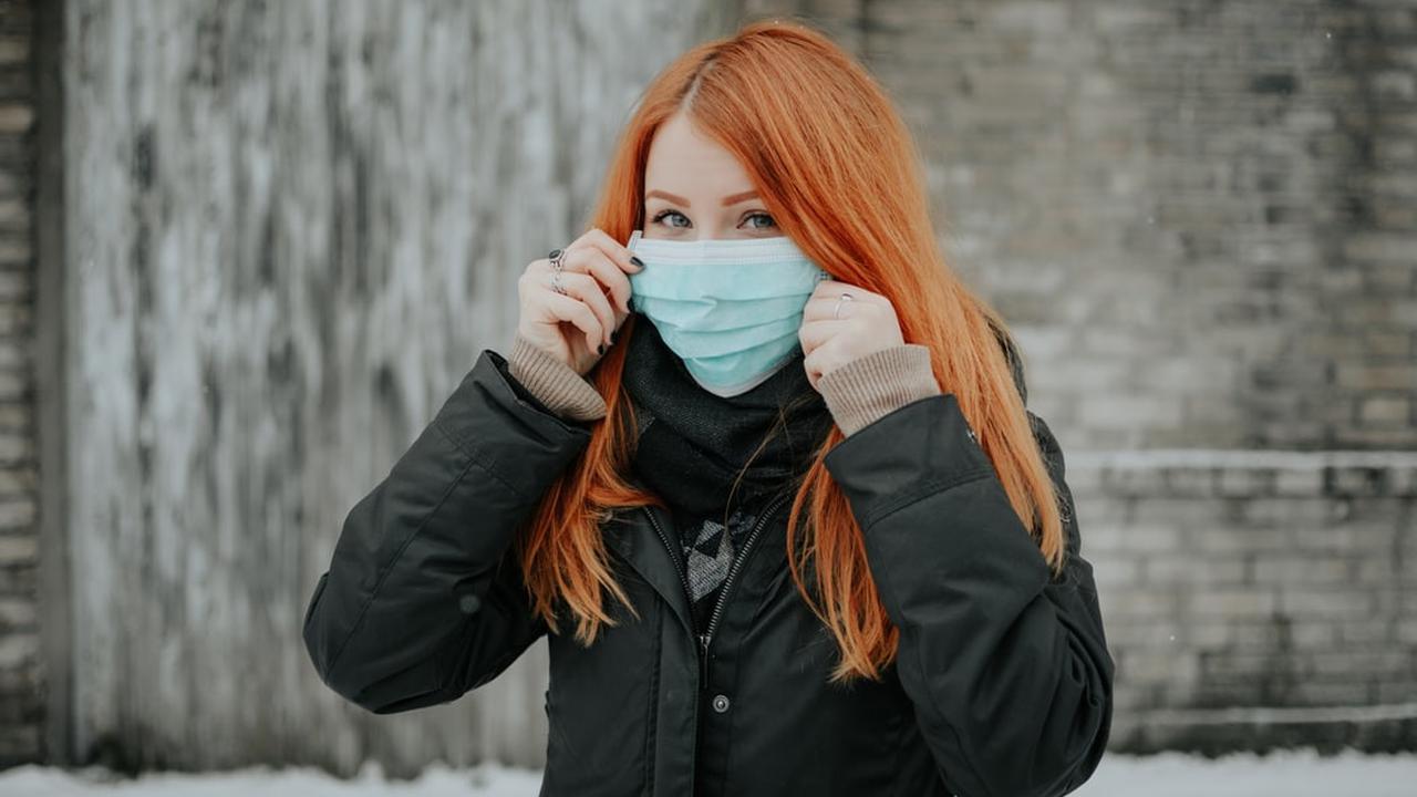 Gambar Ilustrasi Wanita Menyentuh Masker di Tempat Umum