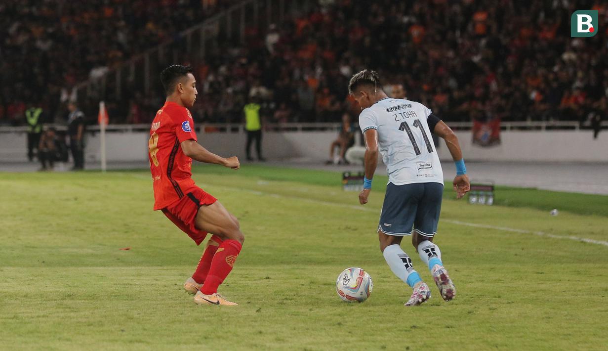 Pemain Persija Jakarta, Rayhan Hannan, mengamati pergerakan pemain Persita Tangerang, Muhammad Toha, pada laga pekan ke-21 BRI Liga 1 di Stadion Utama Gelora Bung Karno (SUGBK), Jakarta Pusat, Minggu (3/12/2023). (Bola.com/M Iqbal Ichsan)