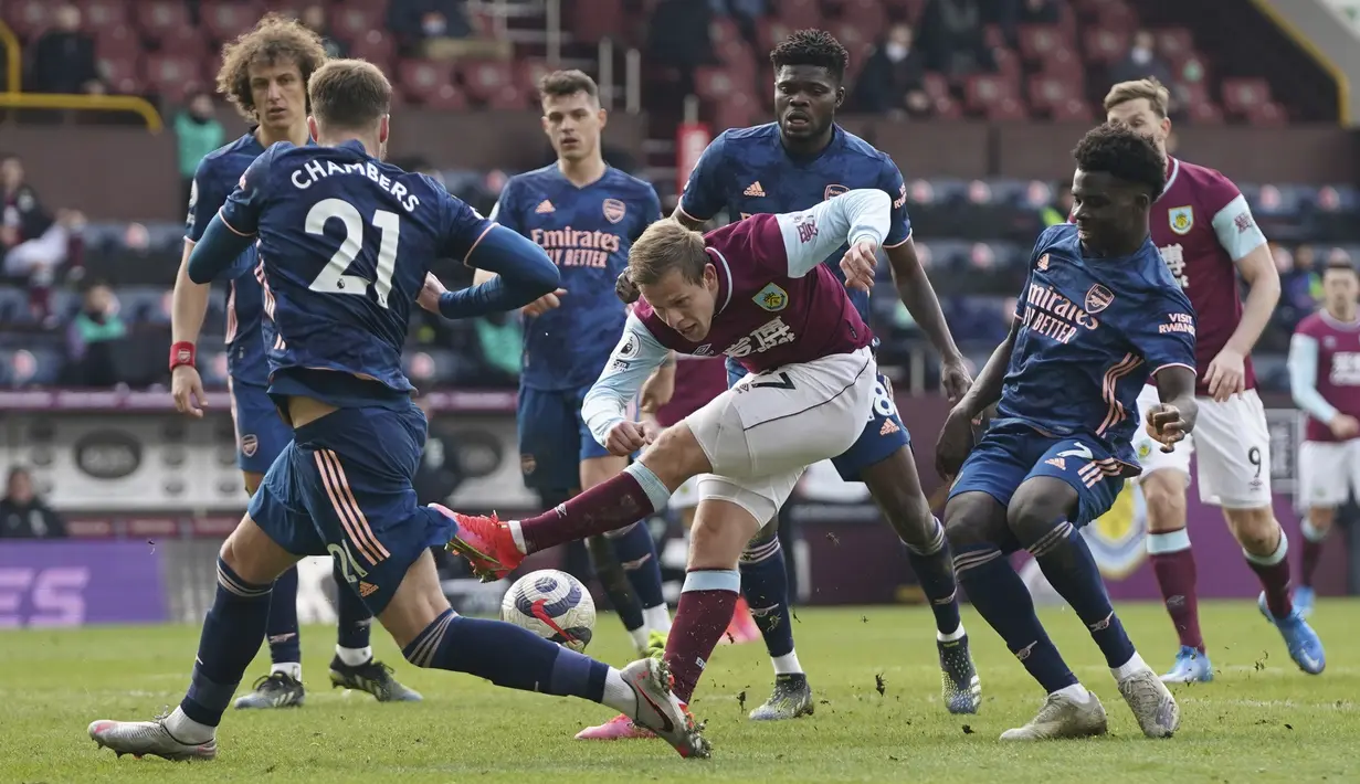Striker Burnley, Matej Vydra (tengah) melepaskan tendangan di tengah para pemain Arsenal dalam laga lanjutan Liga Inggris 2020/21 di Turf Moor, Burnley, Sabtu (6/3/2021). Burnley bermain imbang 1-1 dengan Arsenal. (AP/Jon Super/Pool)