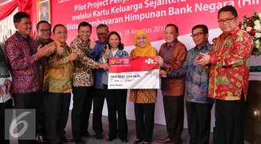 Sejumlah menteri dan pejabat negara menghadiri peresmian pilot project penyaluran bantuan sosial melalui Kartu Keluarga Sejahtera (KKS), Jakarta, Kamis (18/08). (Liputan6.com/Angga Yuniar)