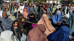 Penduduk setempat mengambil bagian dalam pawai protes terhadap pengumuman yang dilaporkan oleh Taliban di Kandahar (14/9/2021). Para penduduk memprotes Taliban yang ingin menggusur rumah mereka yang dibangun di atas tanah milik negara. (AFP/Javed Tanveer)