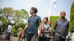 Slank mendapat undangan dari Presiden Joko Widodo untuk makan siang bersama, Jakarta, Rabu (3/6/2015). Tampak personel Slank memberikan keterangan pers perihal kedatangan mereka ke Istana. (Liputan6.com/Faizal Fanani)
