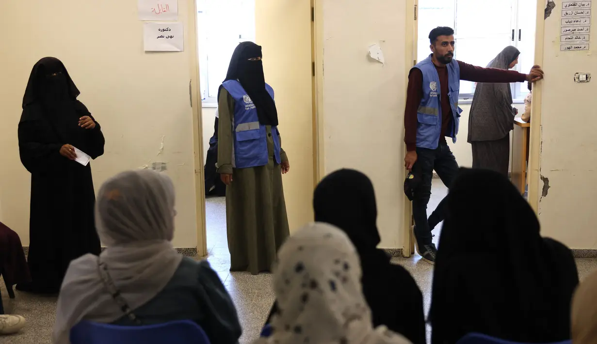 UNRWA juga berperan penting dalam kehidupan sehari-hari penduduk di Gaza. (BASHAR TALEB/AFP)