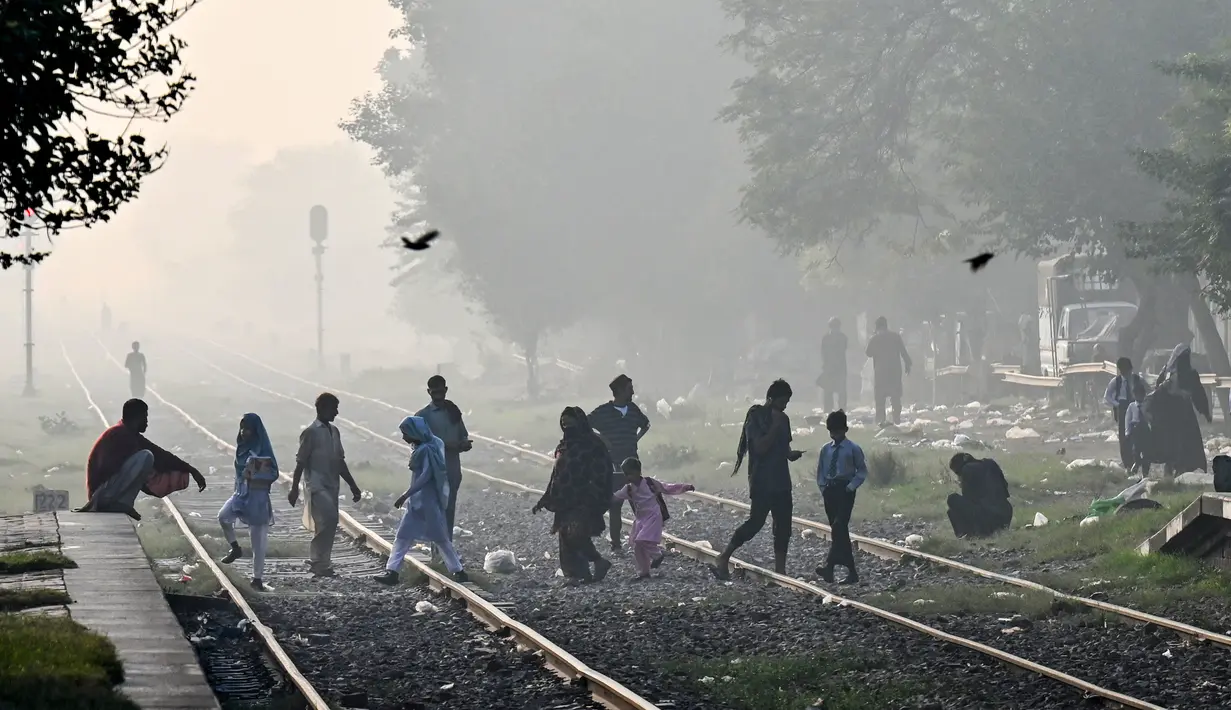 Otoritas kota terbesar kedua di Pakistan, Lahore, pada Minggu (3/11/2024) mengumumkan menutup sementara aktivitas sekolah dasar selama sepekan karena polusi yang mencapai rekor. (Arif ALI/AFP)