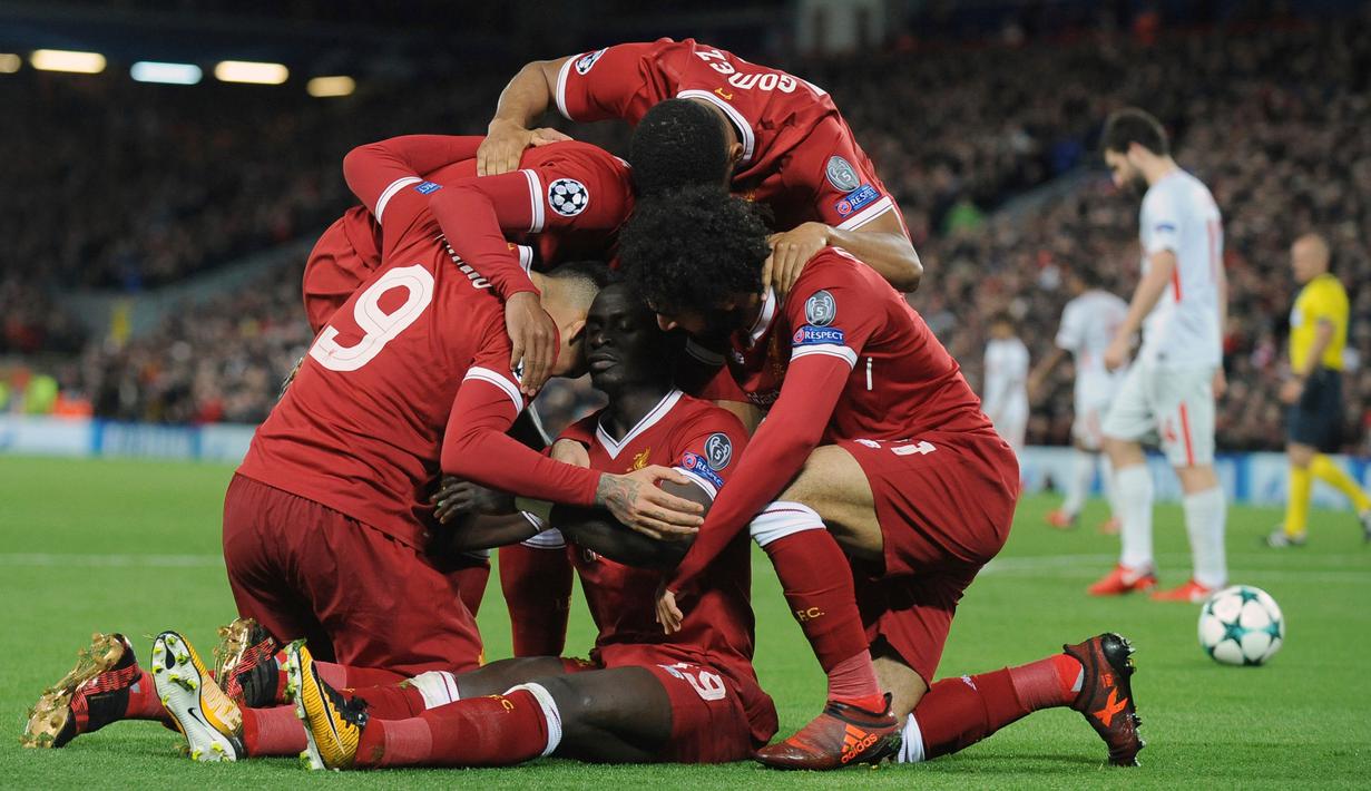 Pemain Liverpool, Sadio Mane bersama rekan setimnya merayakan gol ke gawang Spartak Moscow pada matchday terakhir Grup E Liga Champions di Stadion Anfield, Kamis (7/12). Liverpool menang 7-0 dan lolos ke babak 16 besar. (AP/Rui Vieira)