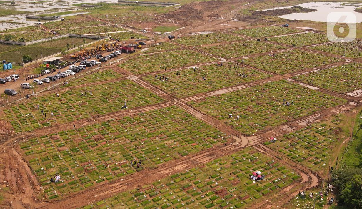 <p>Foto udara memperlihatkan warga melakukan ziarah di area pemakaman khusus COVID-19 di TPU Rorotan, Cilincing, Jakarta Utara, Rabu (4/5/2022). Sejumlah tempat pemakaman umum masih dipadati oleh keluarga yang melakukan ziarah di H+3 Lebaran. (merdeka.com/Imam Buhori)</p>