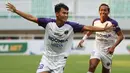 Keasyikan menyerang, gawang Persela justru bobol oleh aksi memukau Rifki Dwi Septiawan yang baru masuk di babak kedua. Tendangan kaki kirinya dari luar kotak penalti melengkung indah menjebol gawang Dwi Kuswanto.(Bola.com/Ikhwan Yanuar)