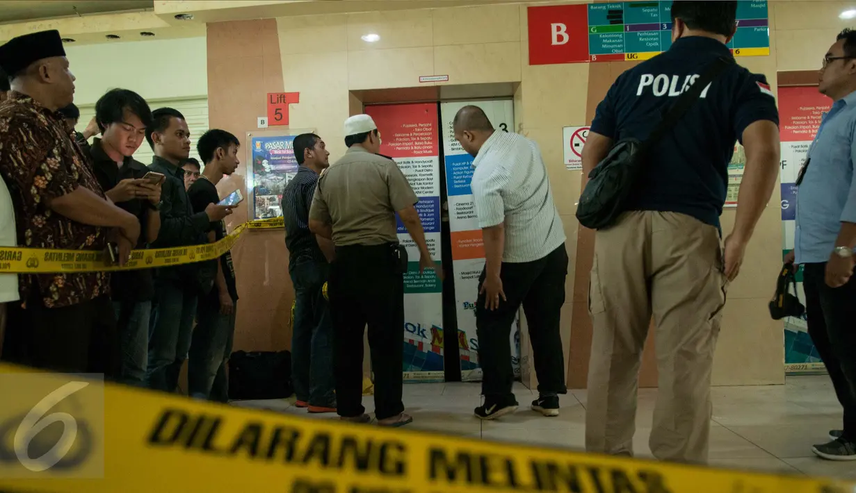 Petugas dan sejumlah pengunjung melihat kondisi lift yang terjatuh di Blok M Square, Jakarta Selatan, Jumat (17/3). Diduga, lift mengalami kelebihan kapasitas sehingga tak mampu menanggung beban penumpang di dalamnya. (Liputan6.com/Gempur M Surya)